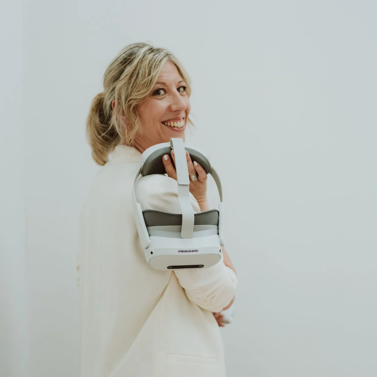 Elke Van Parys met een virtualrealitybril over haar schouder