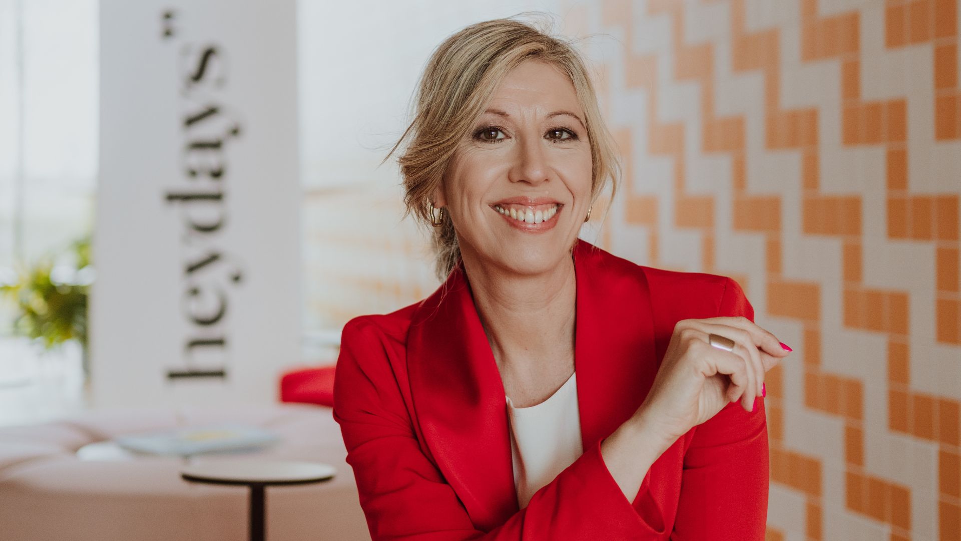 Elke Van Parys in rode blazer tijdens een opname